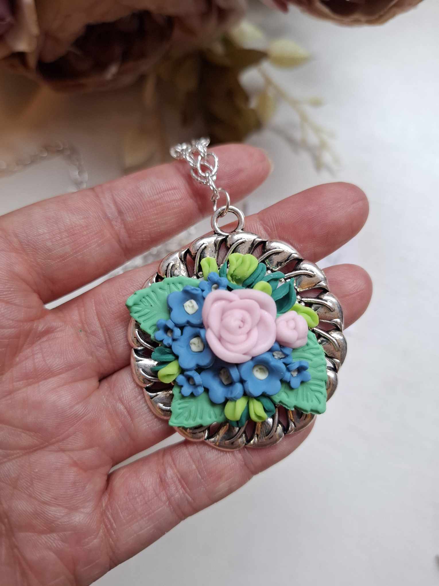 Kaunis fimosavist kaelakee "Roosid ja meelespead"