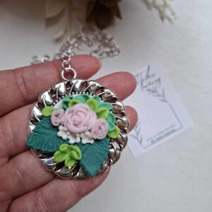 Kaunis fimosavist kaelakee "Roosid ja valged meelespead"