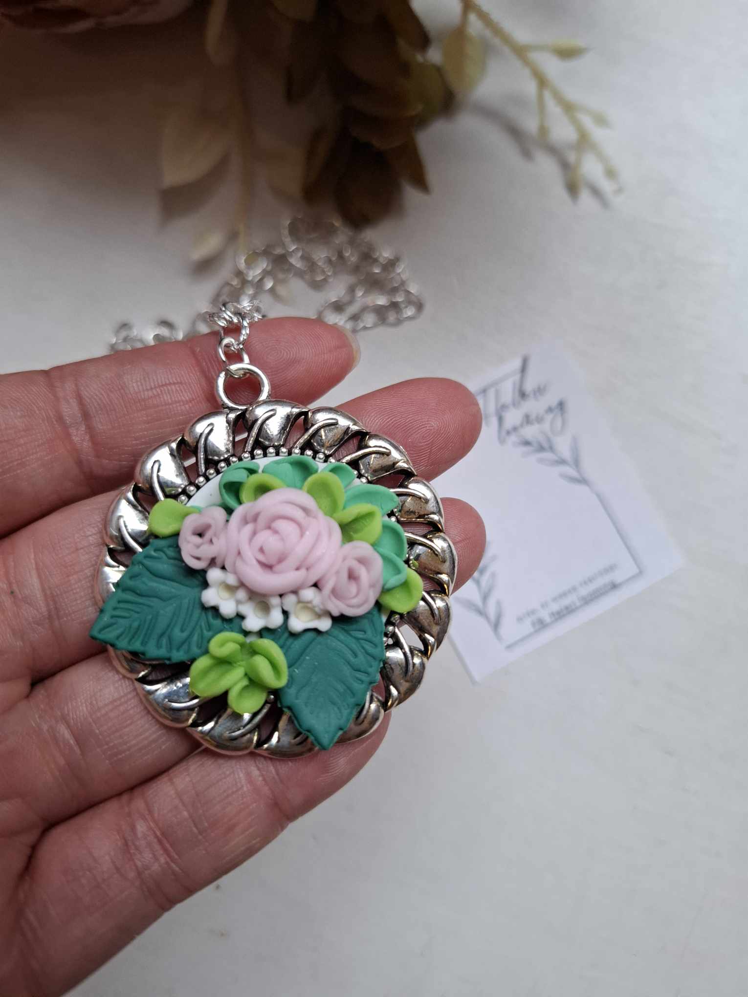 Kaunis fimosavist kaelakee "Roosid ja valged meelespead"