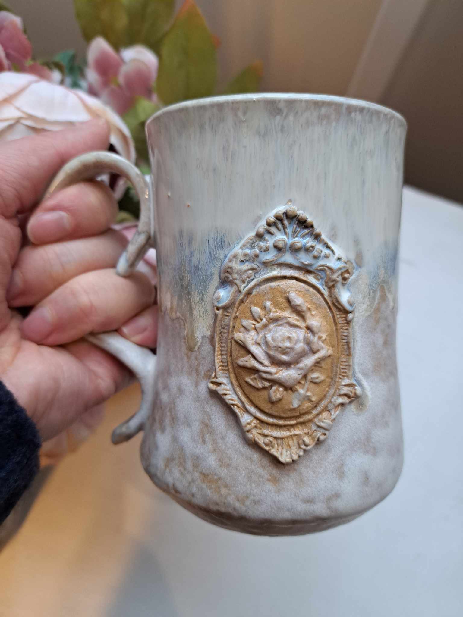 Kaunis keraamiline kruus "Roos kameel"