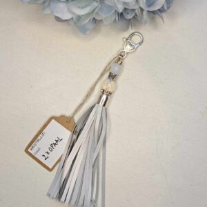 Helkiv ripats poolvääriskiviga, opaal