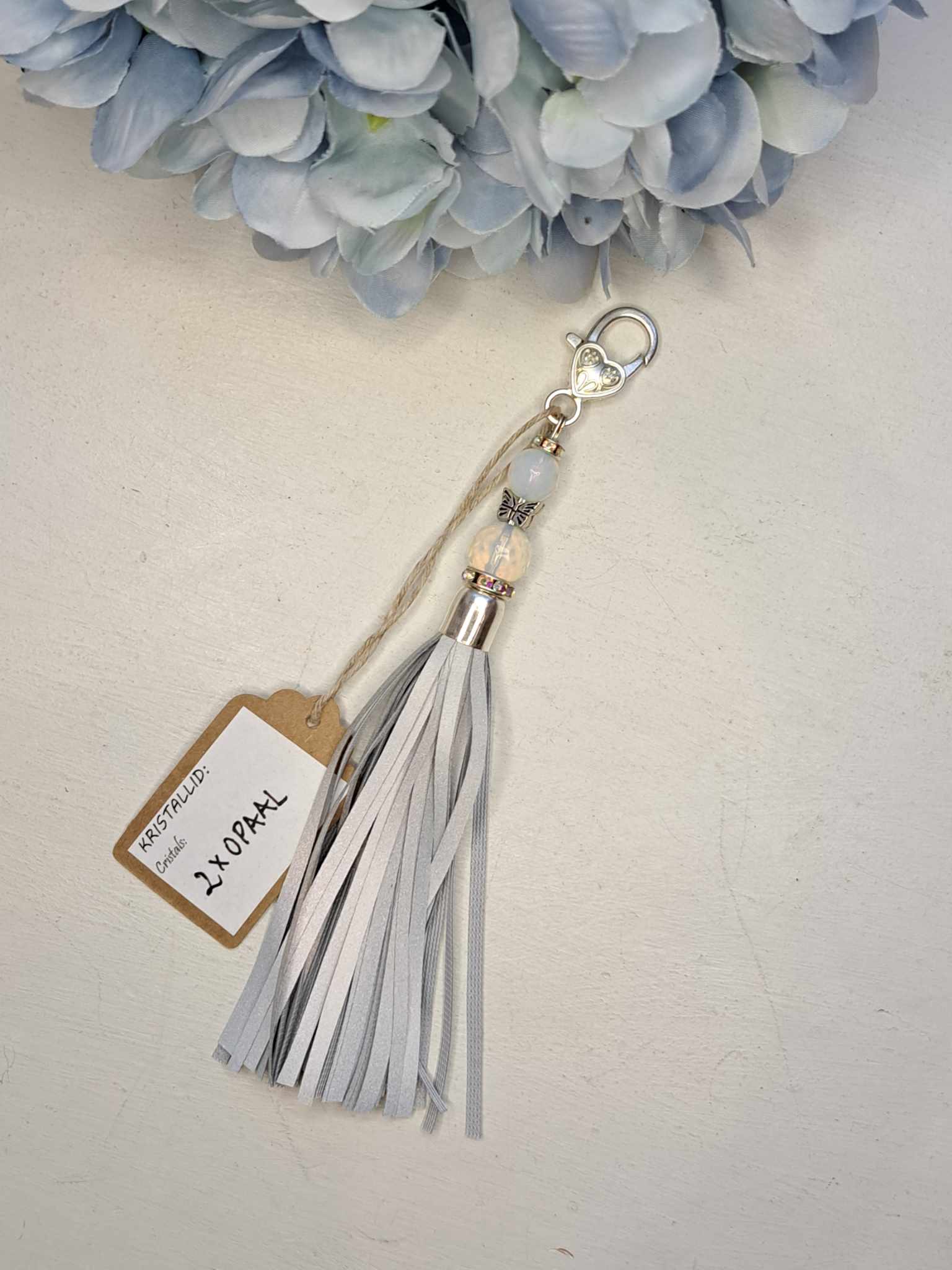 Helkiv ripats poolvääriskiviga, opaal