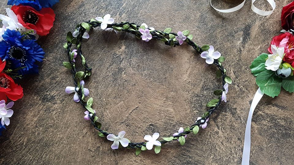 Väikeste helelillade õitega punutud peapael