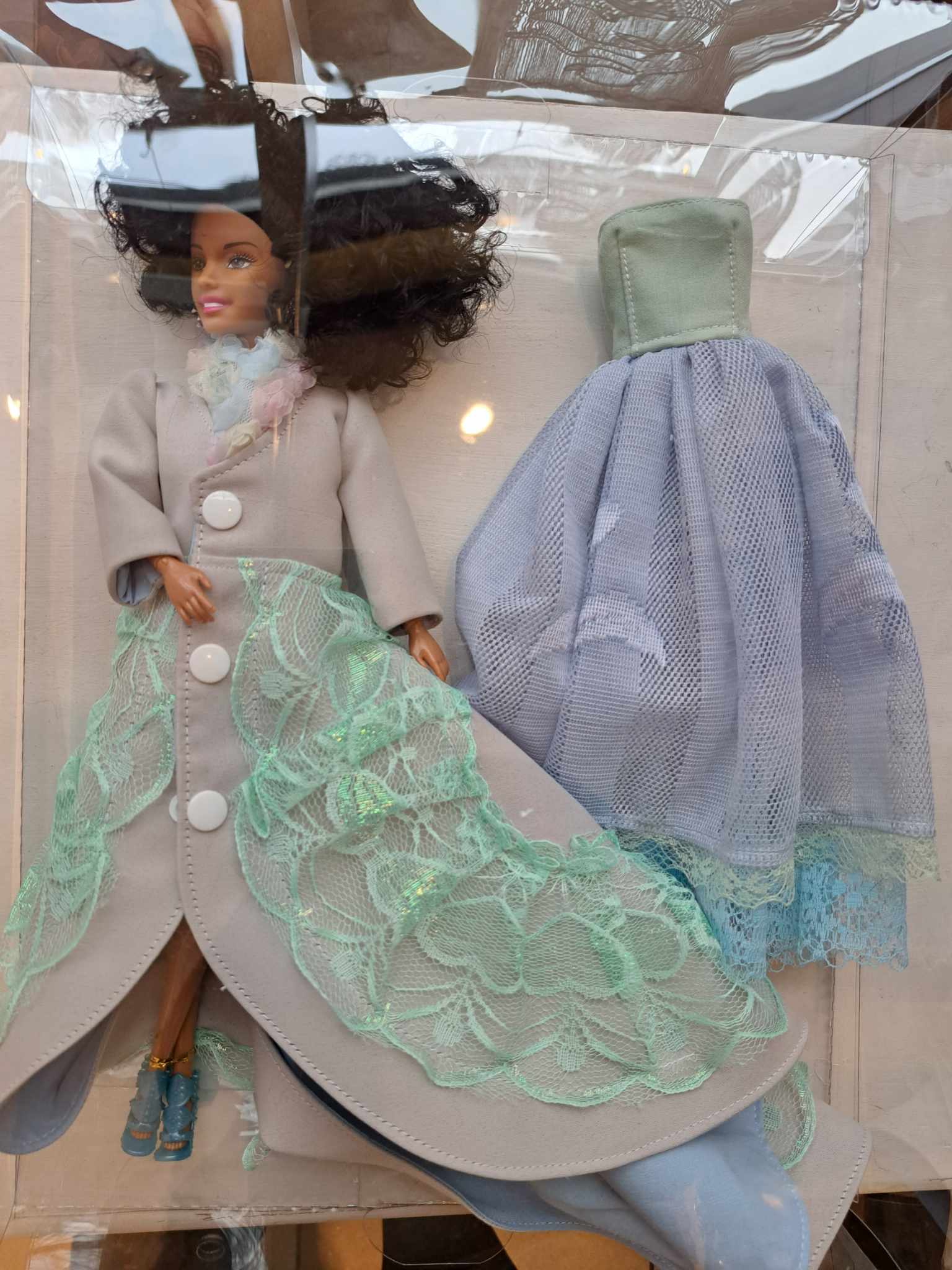 Kaunite käsitöö kleitidega Barbie