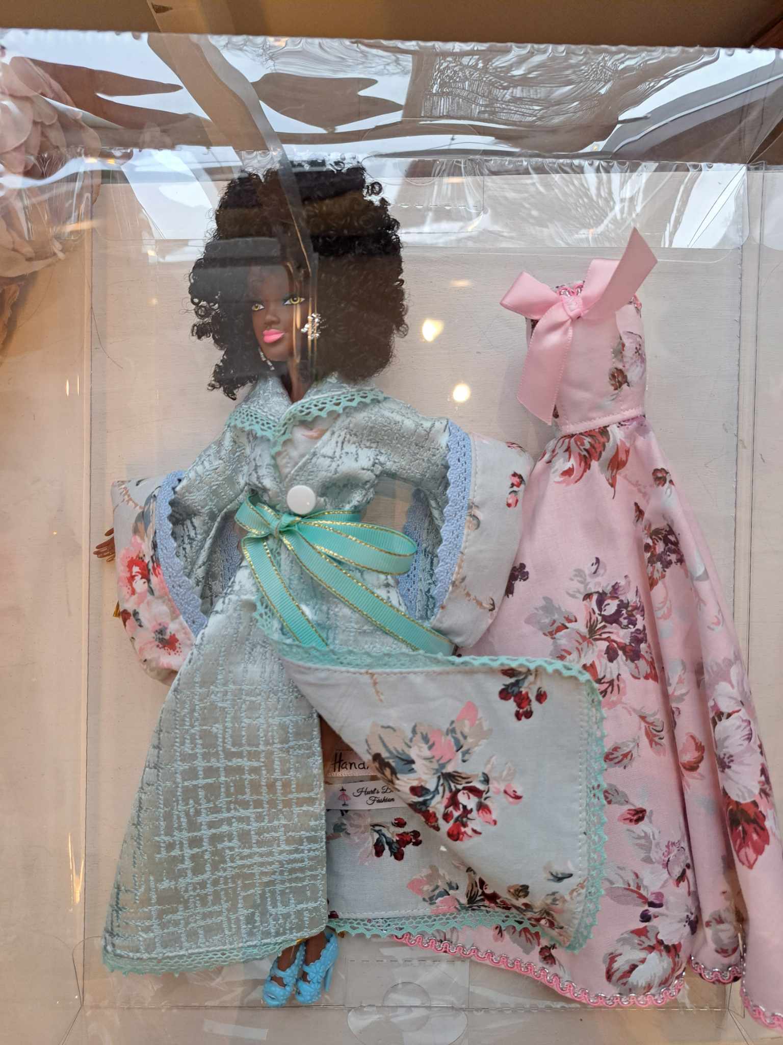 Kaunite käsitöö kleitidega Barbie