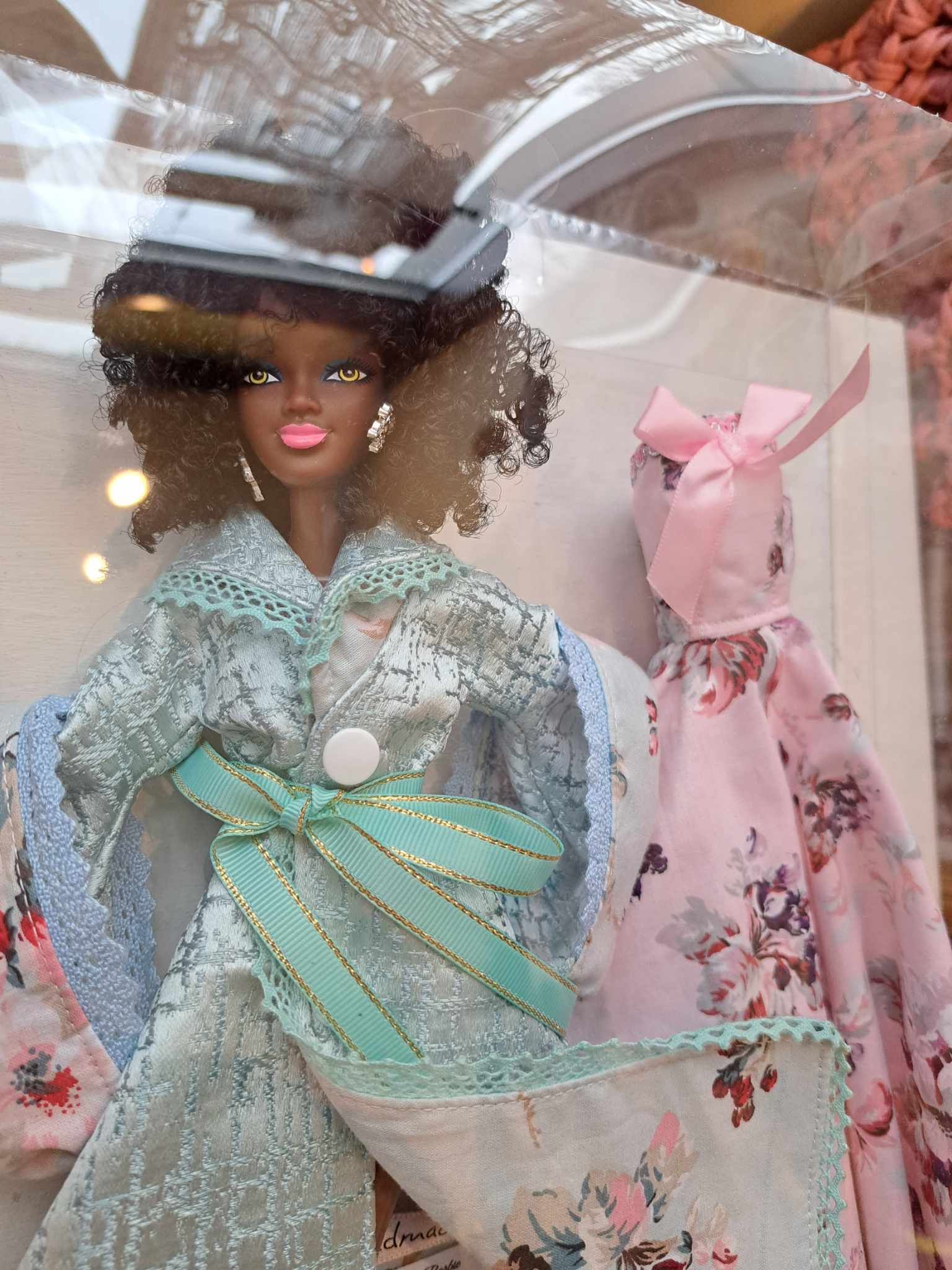 Kaunite käsitöö kleitidega Barbie