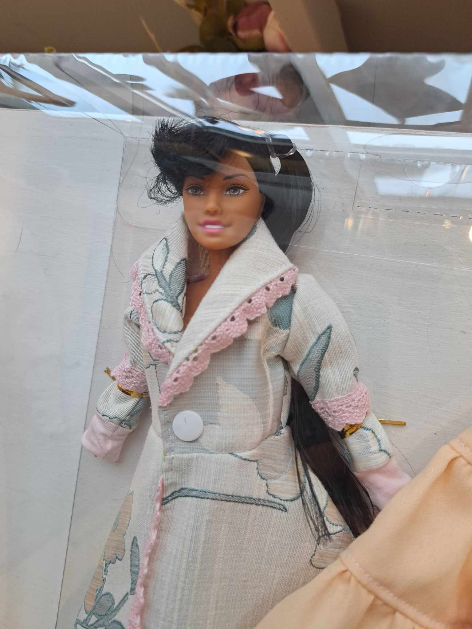 Kaunite käsitöö kleitidega Barbie