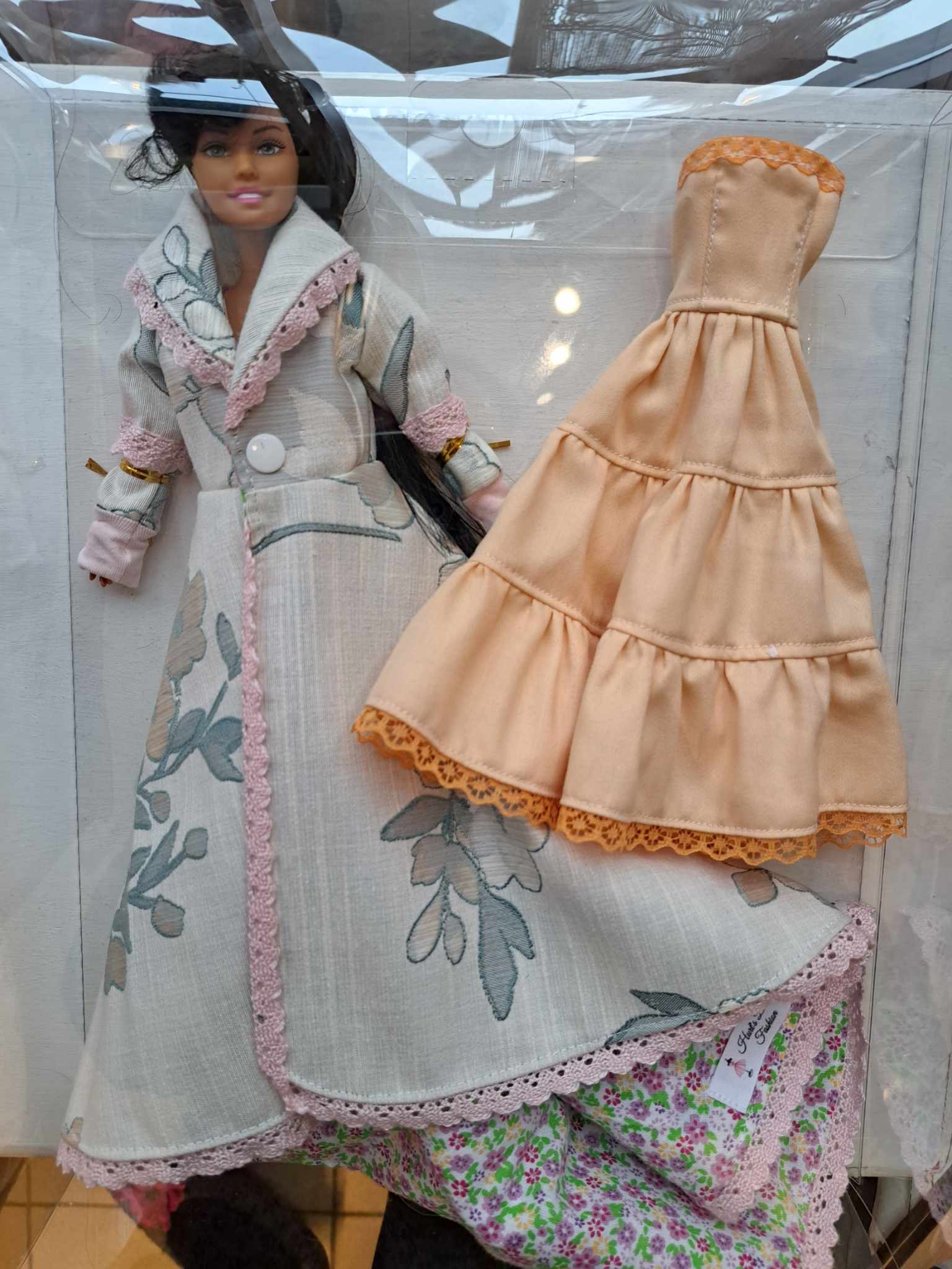 Kaunite käsitöö kleitidega Barbie