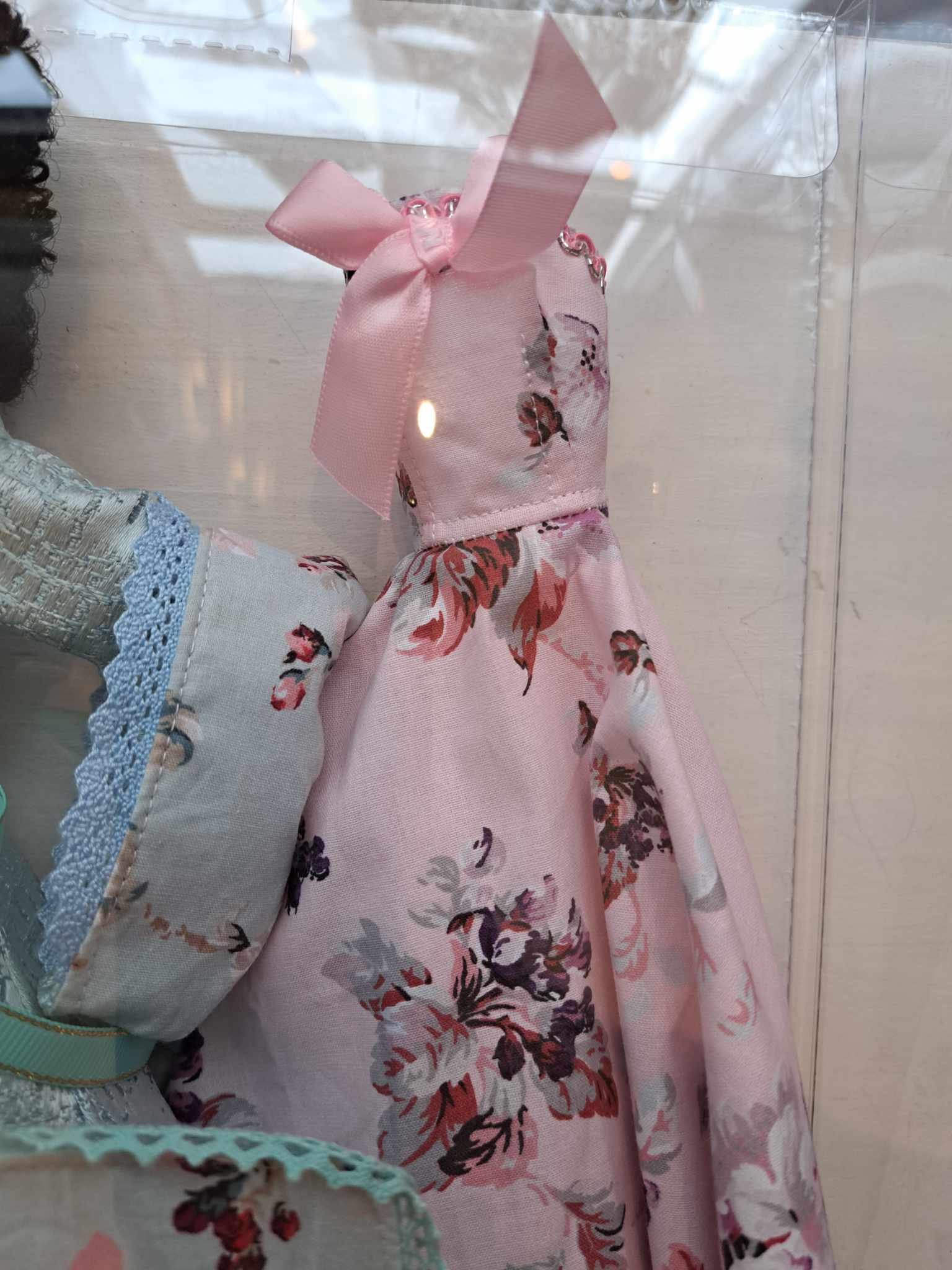 Kaunite käsitöö kleitidega Barbie