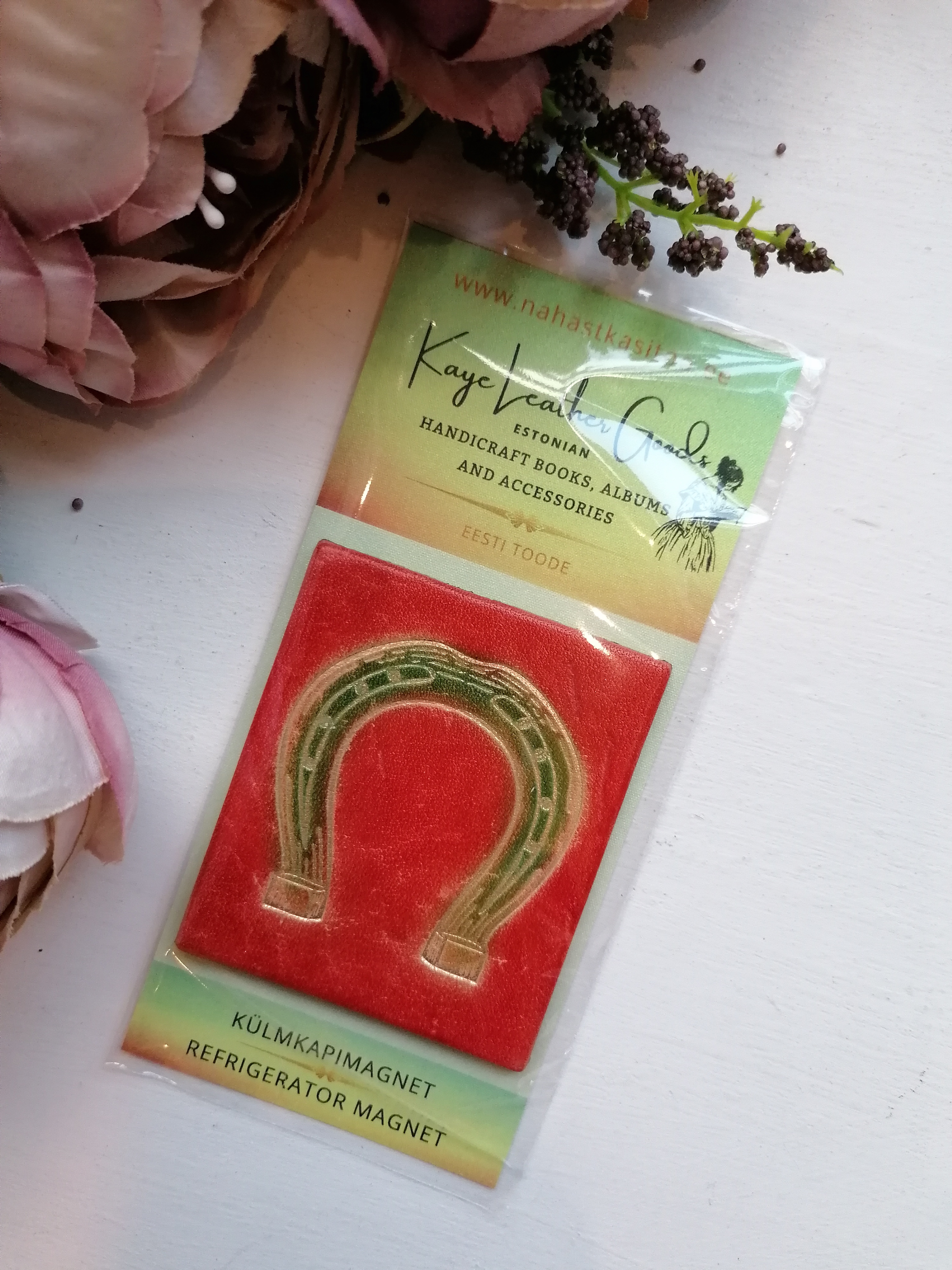 Nahast magnet "Õnnetoov hobuseraud", punane