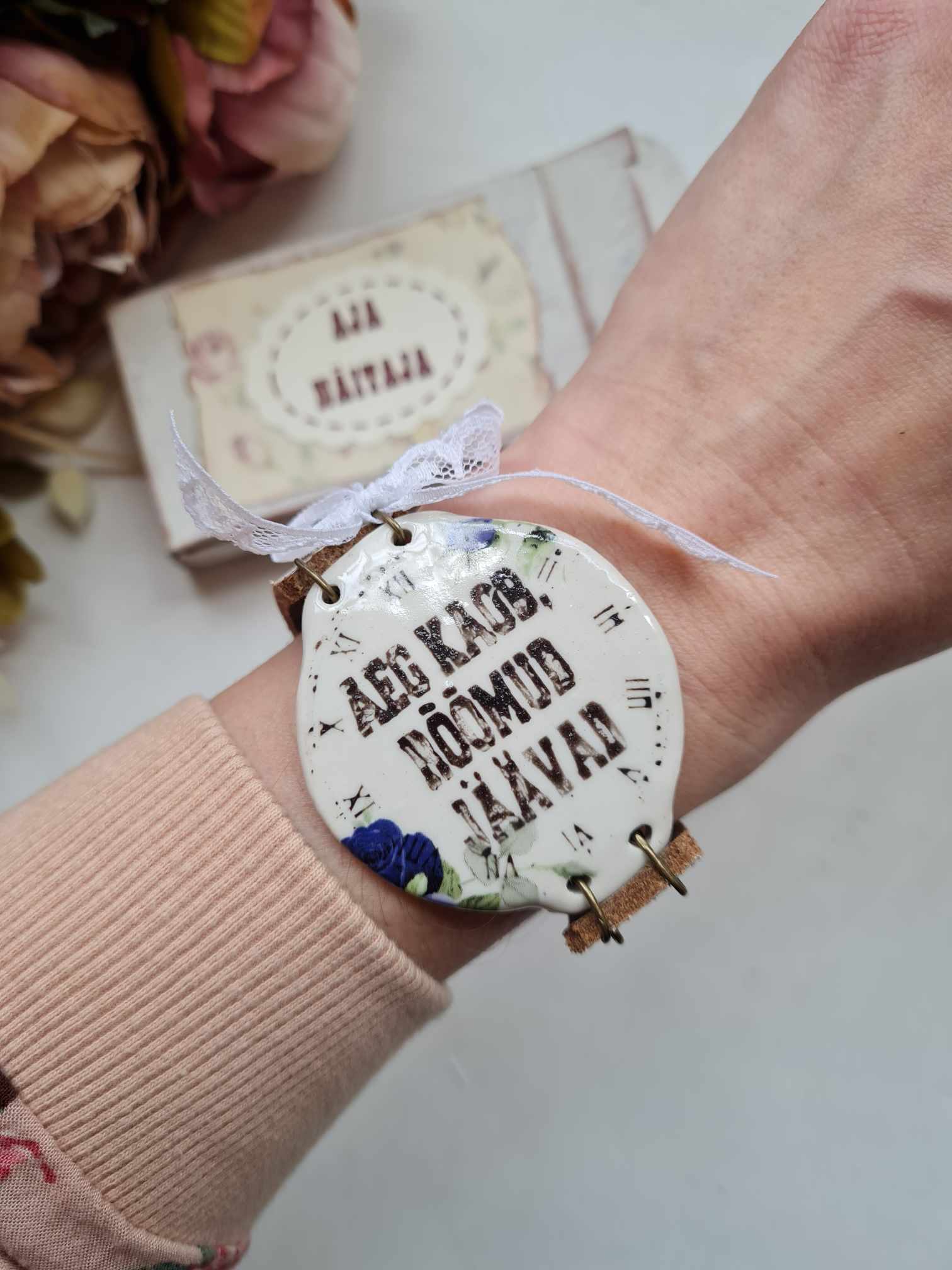 Romantiline randmekaunistus "Aeg kaob"