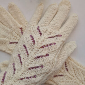 Pitsilised kindad helmestega