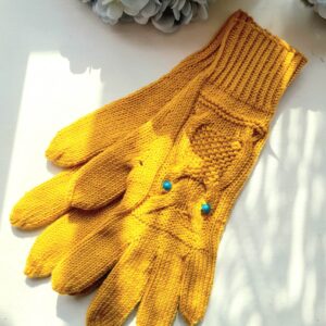 Käsitsi kootud sõrmikud, siniste helmestega, sinepikollastes toonides.