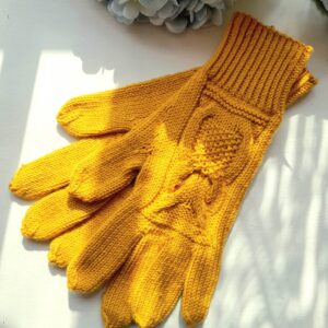 Käsitsi kootud sõrmikud sinepikollastes toonides