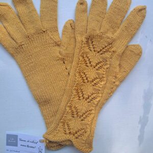 Käsitsi kootud pitsilised sõrmikud sinepikollastes toonides, kuldsete helmestega