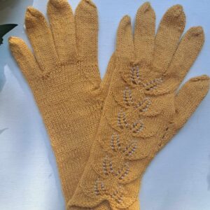 Käsitsi kootud pitsilised sõrmikud, valgete helmestega, sinepikollastes toonides.