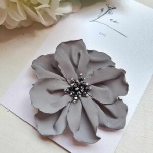 Helkiv aksessuaar "Tumedate pärlikestega lilleke"