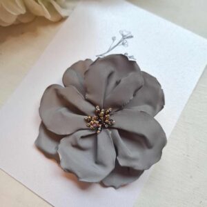 Helkiv aksessuaar "Pruunikate pärlikestega lilleke"