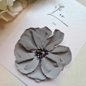 Helkiv aksessuaar "Tumedate pärlikestega lilleke"