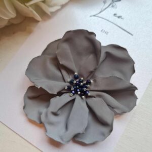 Helkiv aksessuaar "Tumesiniste pärlikestega lilleke"