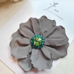 Helkiv aksessuaar "Roheliste pärlikestega lilleke"