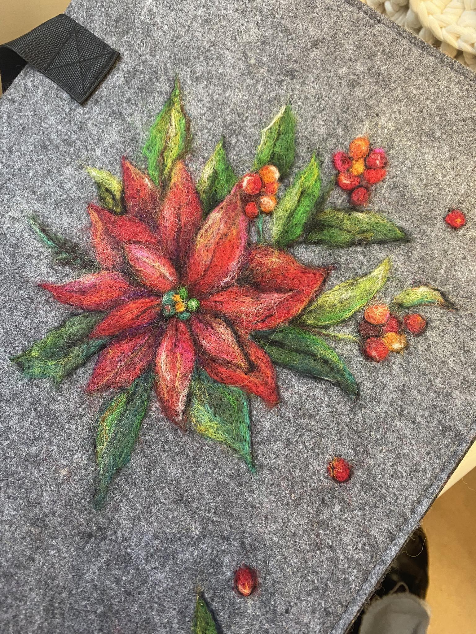 Kauni vilditud lillega kandekott