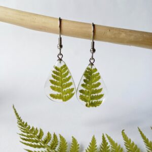 Kõrvarõngad epoksiidvaigust Ja kuivatatud taimedest - sõnajalg