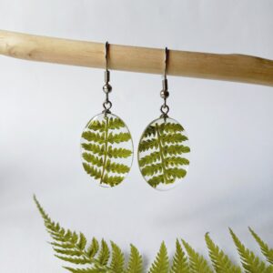 Kõrvarõngad epoksiidvaigust Ja kuivatatud taimedest - sõnajalg