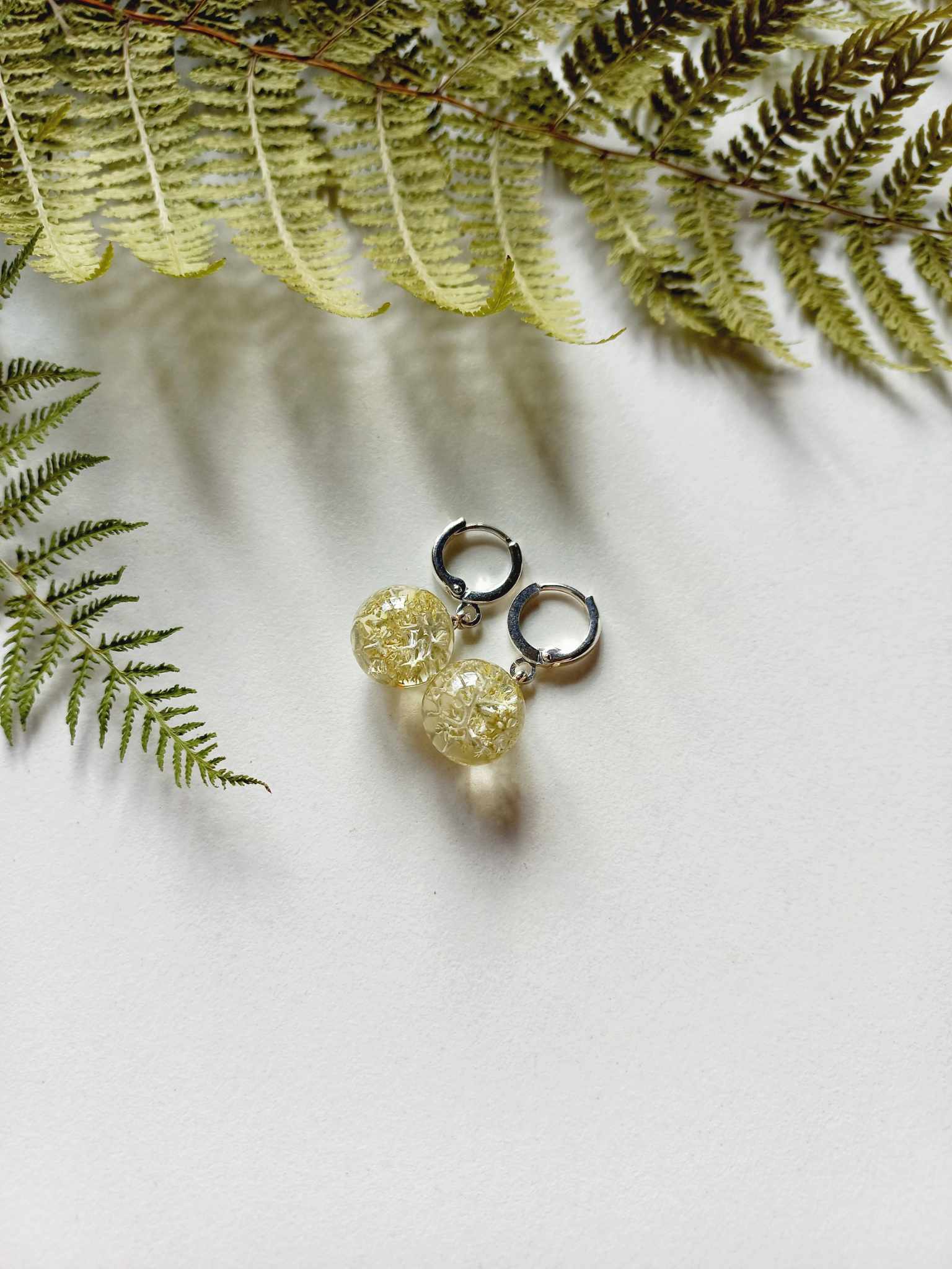 Kõrvarõngad epoksiidvaigust Ja kuivatatud taimedest - põdrasamblik