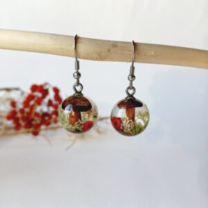 Kõrvarõngad epoksiidvaigust Ja kuivatatud taimedest - seen, pohl, samblikud