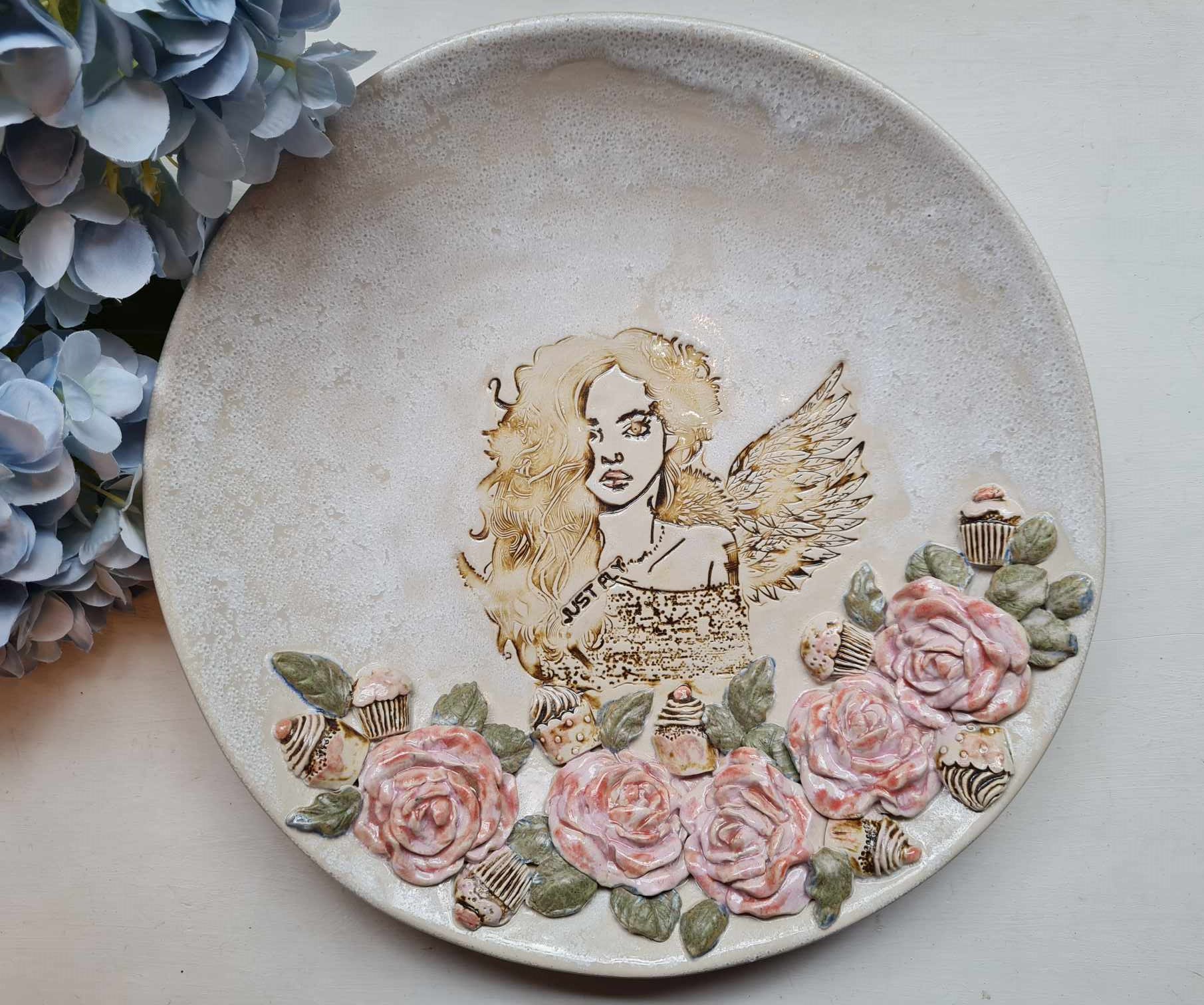 Kaunis ümmargune vaagen "Roosid ja muffinid"