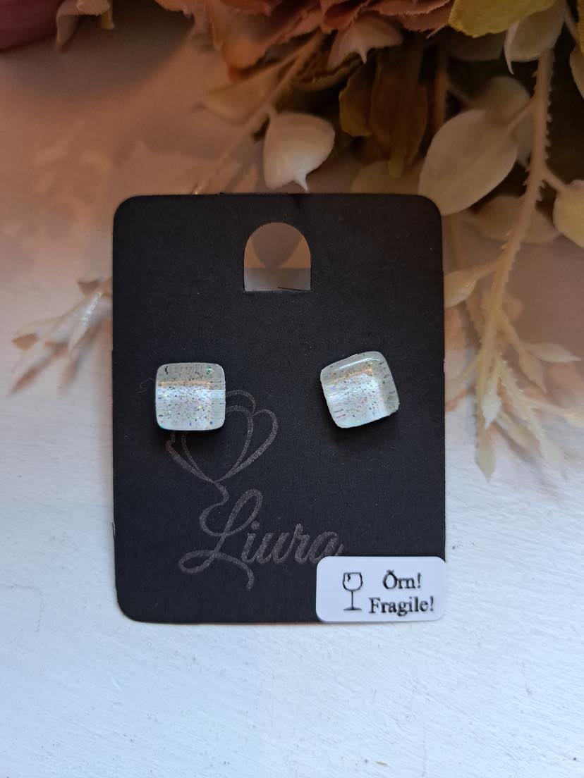 Kaunid ruudukujulised klaasist kõrvarõngad, valged