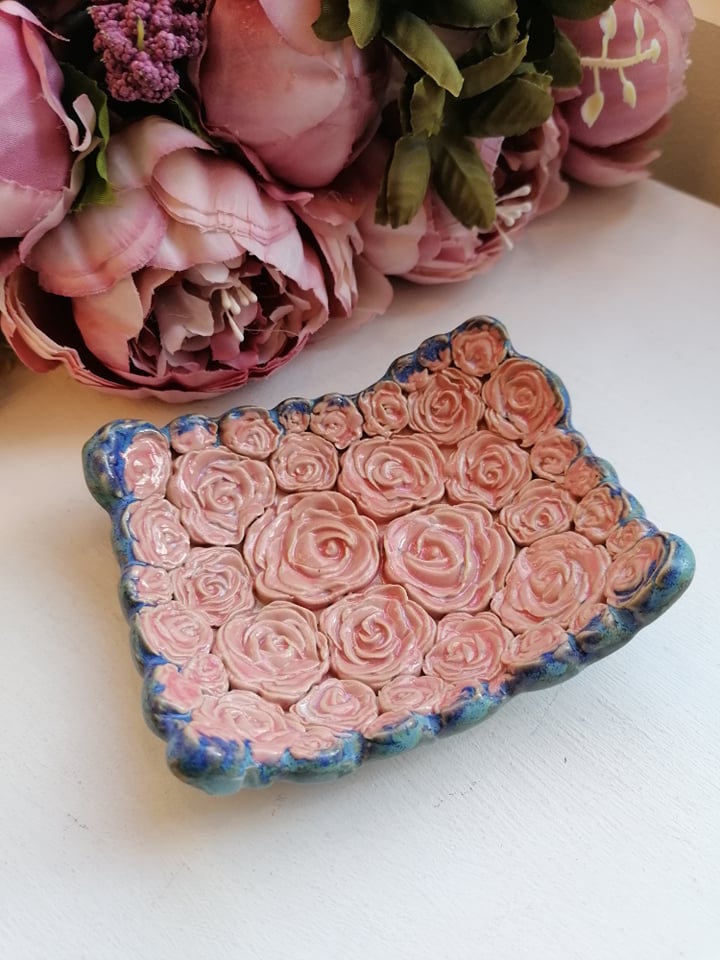 Väike alus roosidega