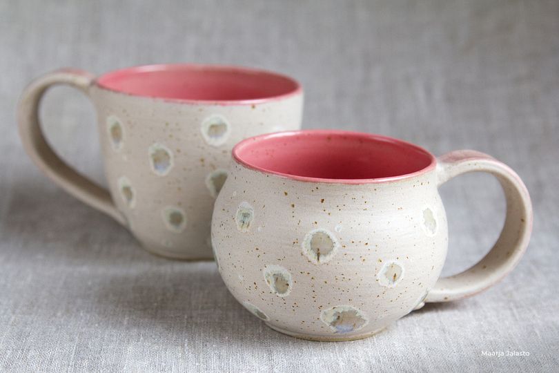 Täpiline beeži tooni glasuuriga kruus, seest roosa