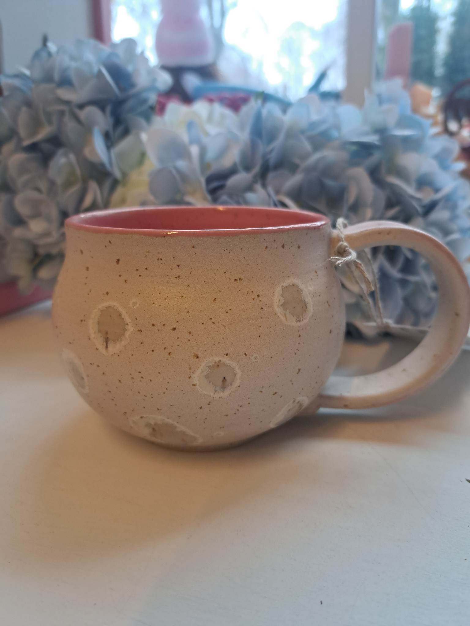 Täpiline beeži tooni glasuuriga kruus, seest roosa