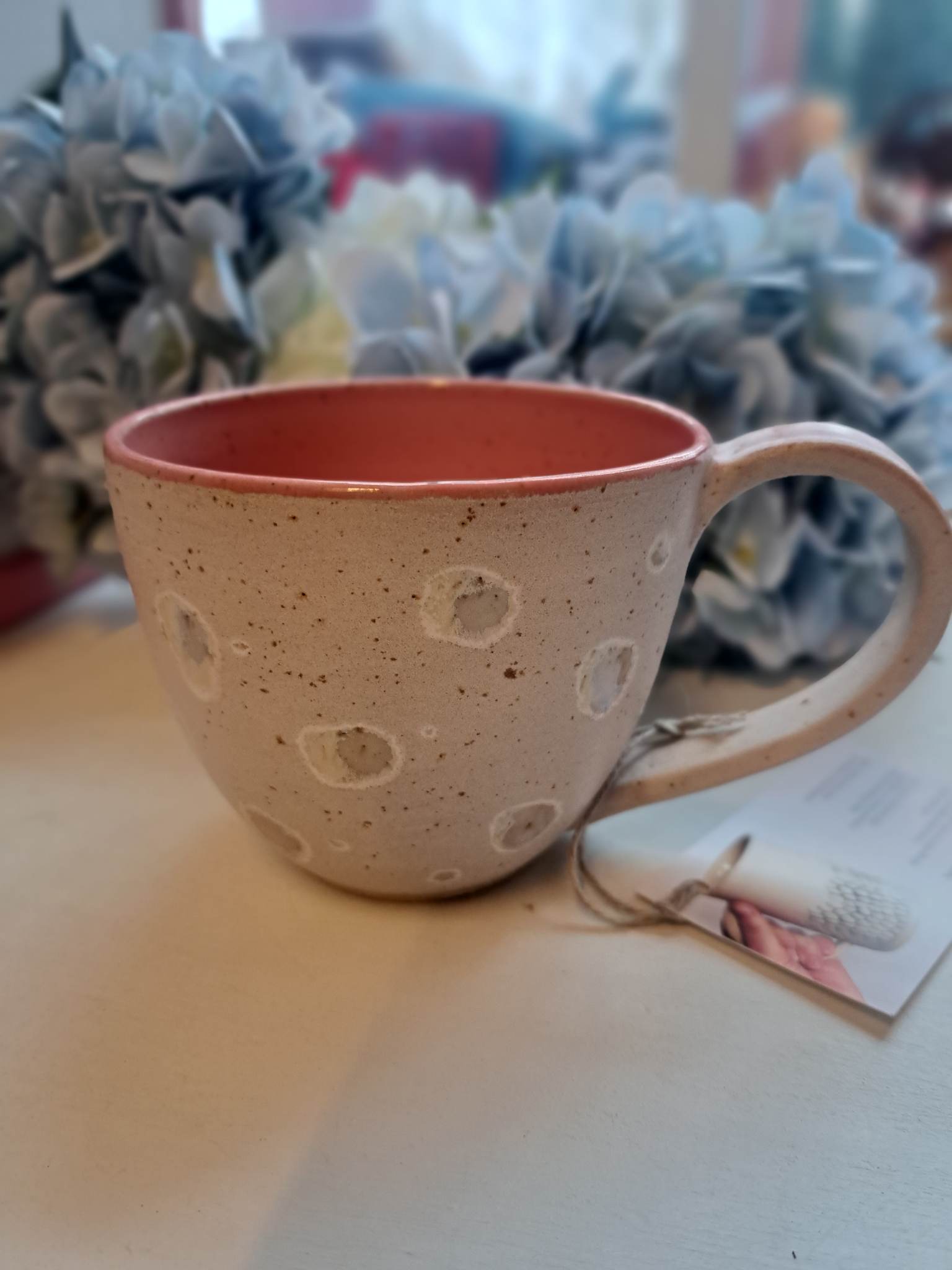 Täpiline beeži tooni glasuuriga kruus, seest roosa