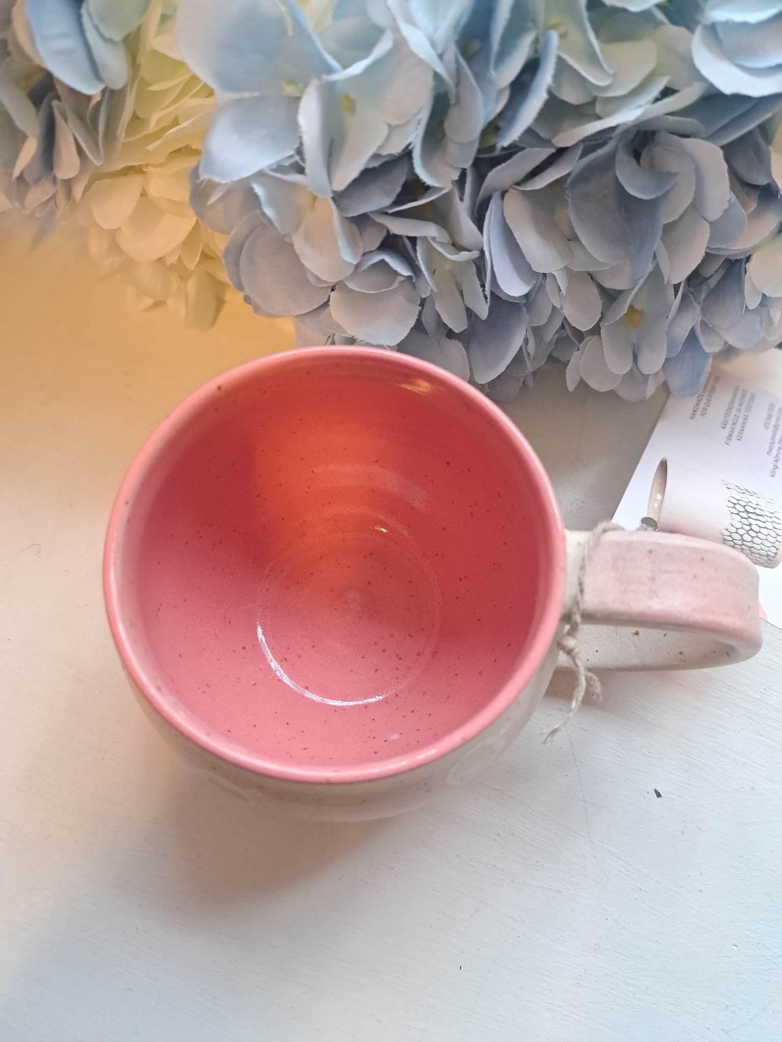 Täpiline beeži tooni glasuuriga kruus, seest roosa