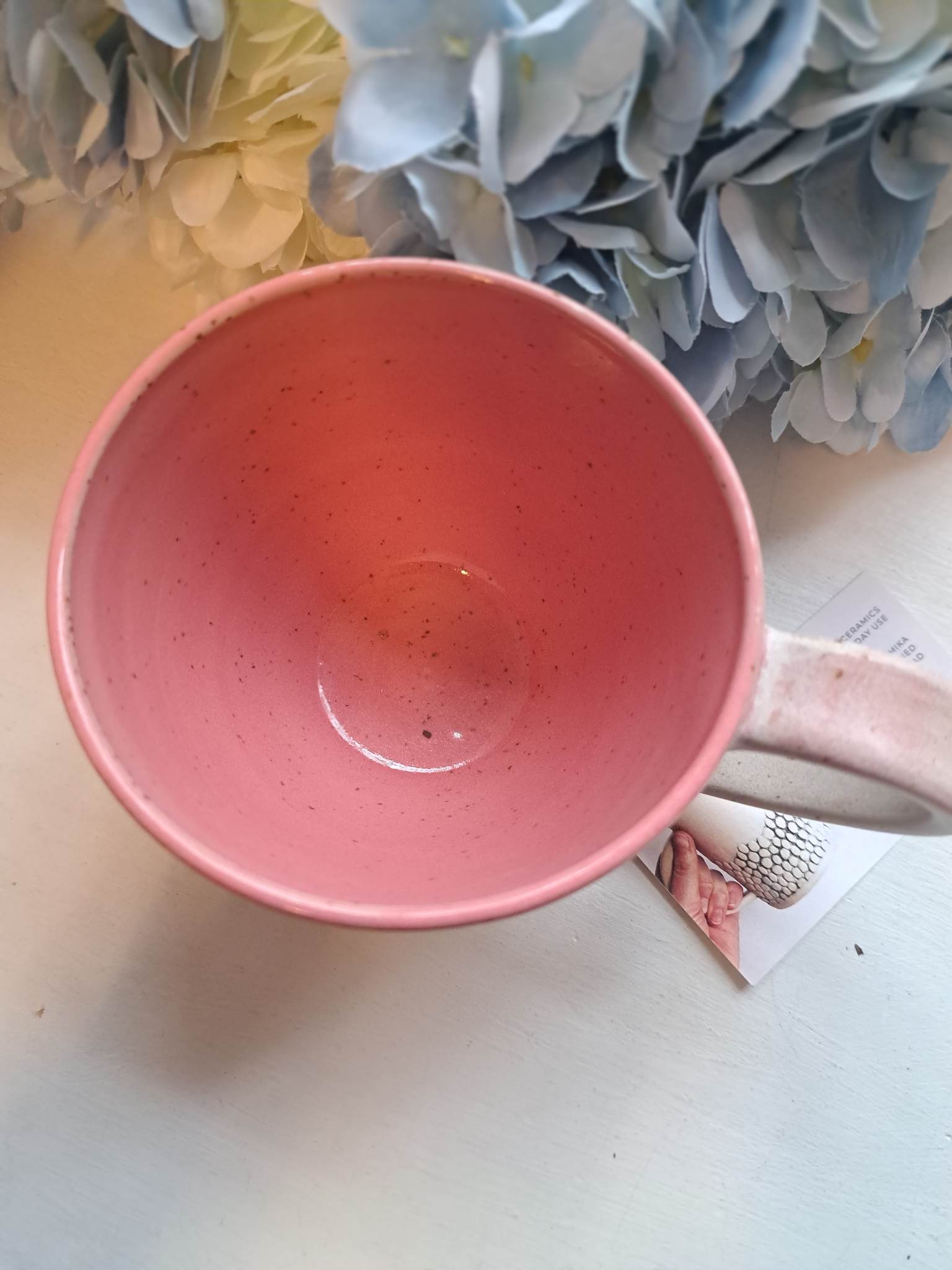 Täpiline beeži tooni glasuuriga kruus, seest roosa