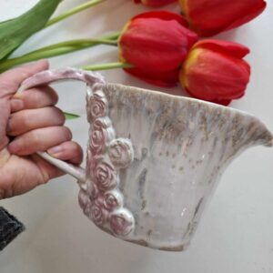 Käsitsi meisterdatud keraamiline koore-, piimakann "Roosad roosid"