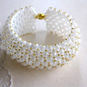 Kaunis käeehe heledate klaashelmestega