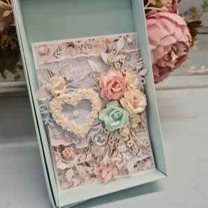 Pisikene õnnitluskaart karbis