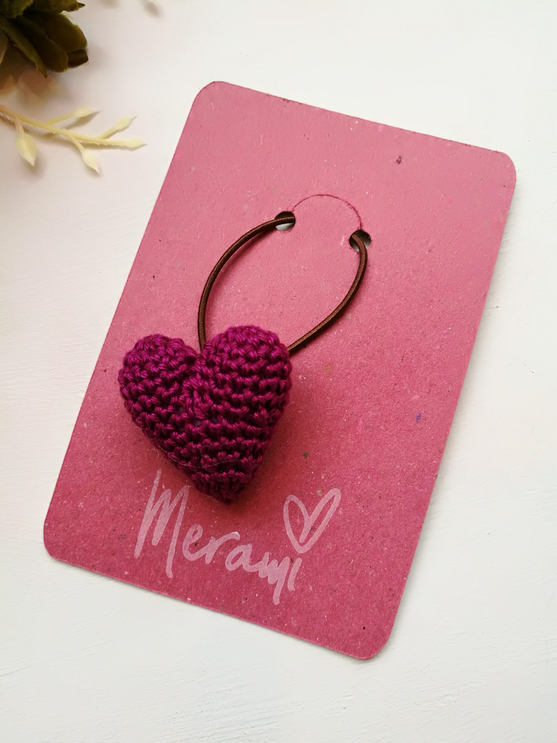 Heegeldatud lilla südamega juuksekumm