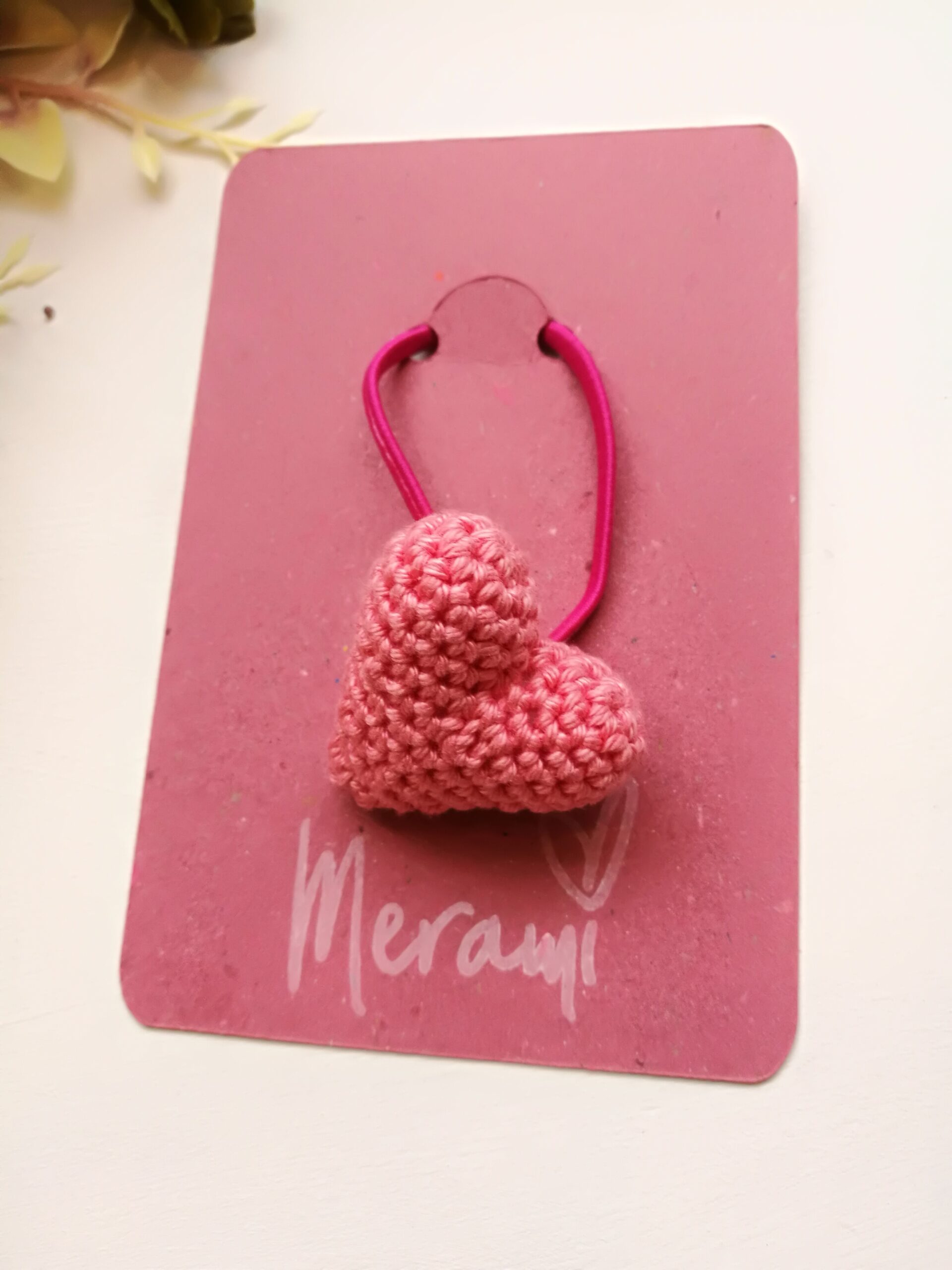 Heegeldatud tumeroosa südamega juuksekumm