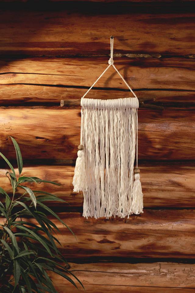 Seinakaunistus puuvillast ja puidust