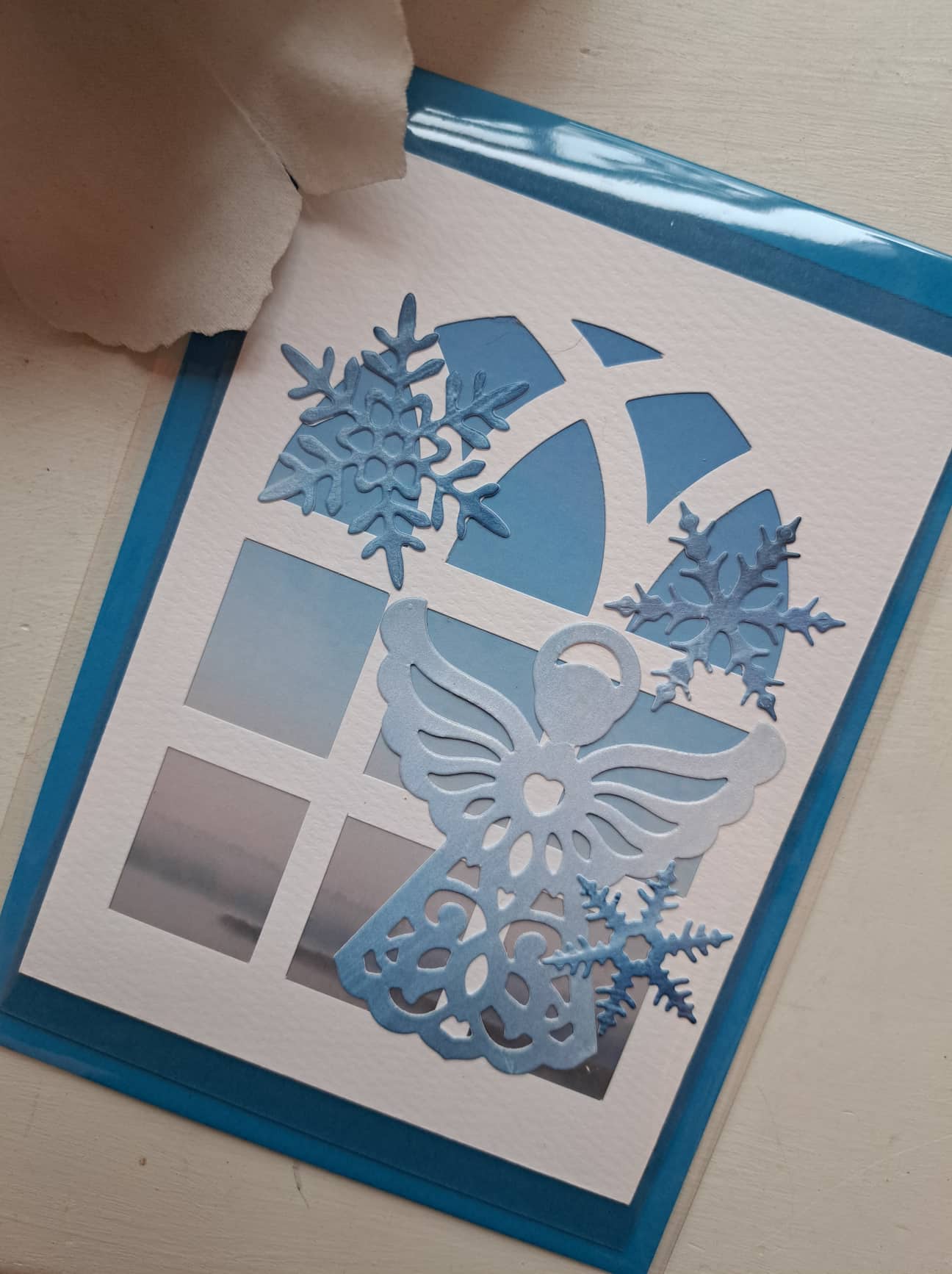 Jõulukaart ümbrikuga, ingli motiiv aknal