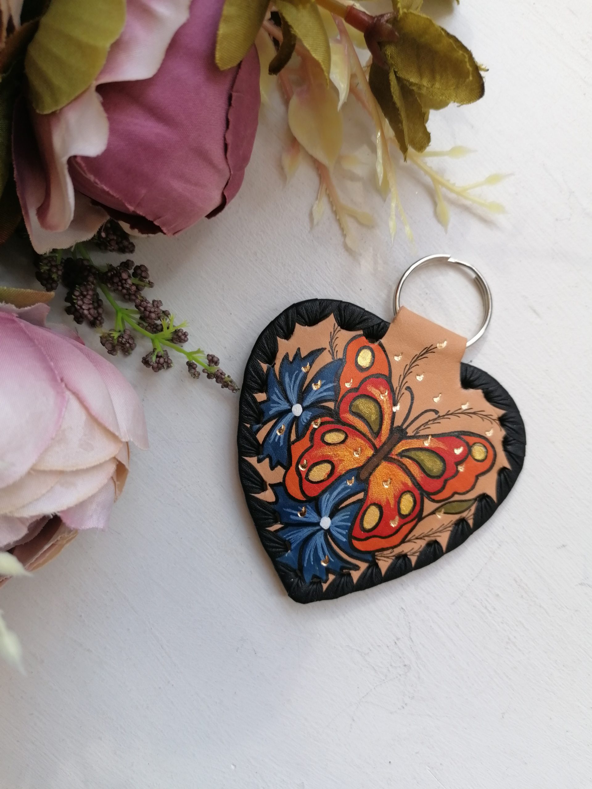 Nahast võtmehoidja käsimaalingu ja tekstiga "Kallis vanaema", liblikaga