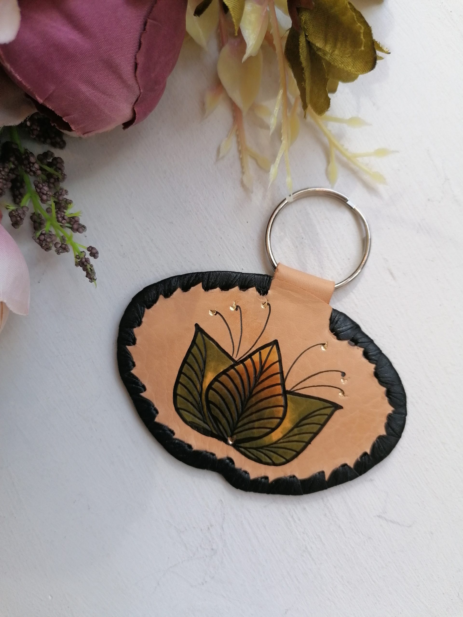 Nahast võtmehoidja käsimaalingu ja tekstiga "Kallis ema"