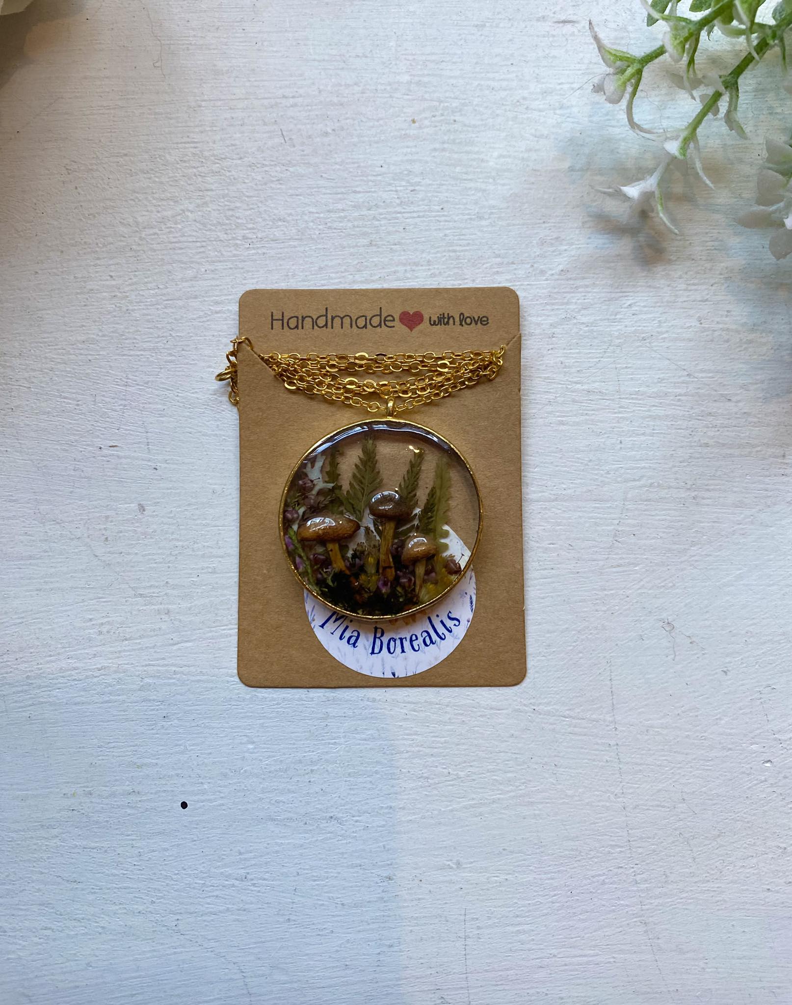 Kaunis kaelakee epoksiidvaigust ripatsiga