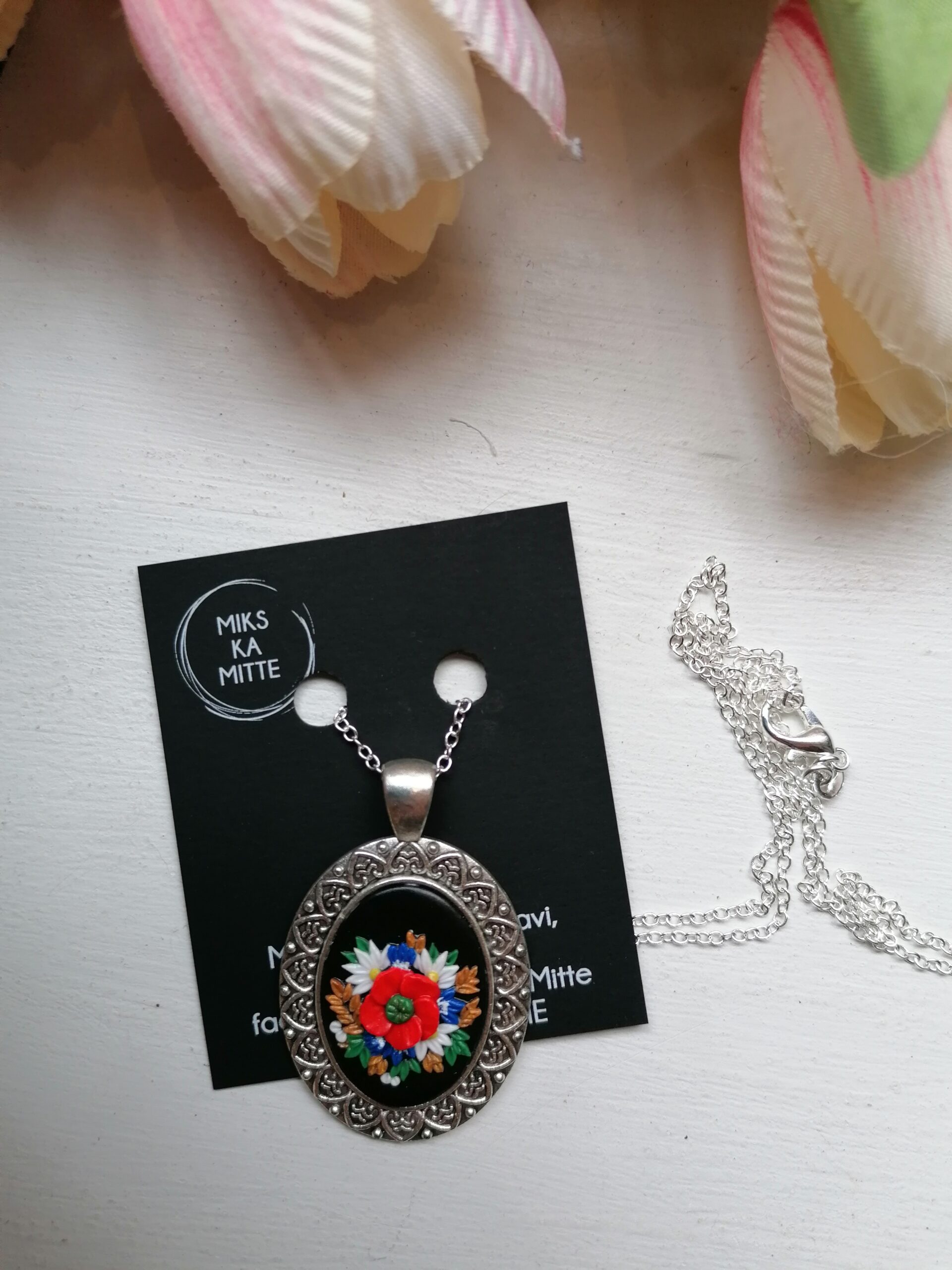 Muhutikandist inspireeritud kaelakee