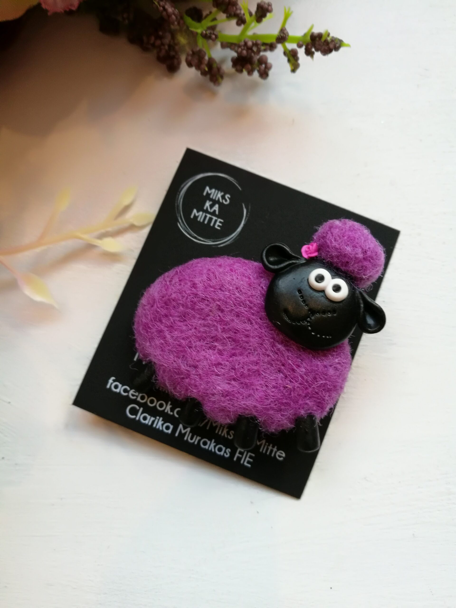 Lillat värvi kasukaga lambapross